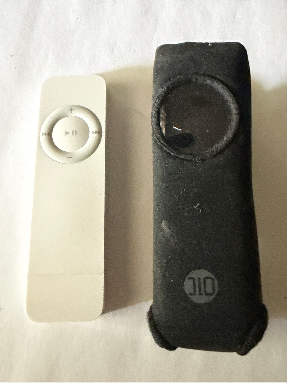 Apple iPod Shuffle A1112 1st Gen 512MB White MP3 Player USB Stick with Case Clip